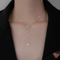 Collana minimalista a Y in argento S925 con stella e nappa su modella in blazer nero - Argento 925 / Oro Bianco