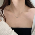 Minimalistische S925 Sterlingsilber Knotenkette von einem Model am Schlüsselbein getragen - Minimalistischer Konzentrischer Knoten Stil (XL2572)