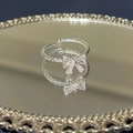 Eleganter S925 Silber Schleife Ring mit Zirkonia auf einem reflektierenden Herz-Tablett - Einstellbar Offen / Weißgold