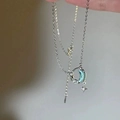 Detalle del colgante de luna en plata S925 con gema azul y una pequeña estrella - Plata 925 / Oro Blanco