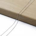 Λεπτή ασημένια αλυσίδα για DIY κατασκευή κοσμημάτων παρουσιασμένη σε ξύλινο κύβο - Αλυσίδα 235S (1.8mm) / Λευκό K/Ασημί