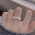 Minimalistischer S925 Sterlingsilber Ring mit hohlen Blumen für Damen am Finger getragen - Umlaufender Blumenhohlstil (JZ6081)