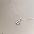 Makroaufnahme einer S925 Silber-Meteoriten-Halskette mit goldener Perle auf Weiß - 925er Silber / Silber