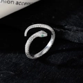 Minimalistischer S925 Silber Schlangenring mit grünem Edelstein auf schwarzem Hintergrund - Einstellbar Offen / Silber