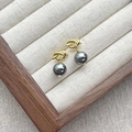 Eleganti orecchini a nodo in argento S925 con perle grigio scuro su vassoio gioielli - Argento 925 / Perla Grigia Oro