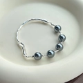 Bracciale rigido in argento S925 con perle nere asimmetriche e design in metallo irregolare - Perla Grigia