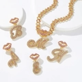 Dettaglio di collane hip hop oro con ciondoli a labbra rosa e iniziali in cristallo lucido - Set da 2 Pezzi Oro / Lettera A