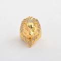 Primer plano de anillo de cabeza de león hip hop bañado en oro con pedrería brillante - Anillo de León Dorado