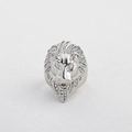 Detalle de anillo hip-hop cabeza de león con circonitas blancas y acabado plateado - Anillo de León Plateado