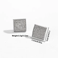 Dettaglio macro di orecchini quadrati con cristalli pavé e dimensioni 1,2 cm e peso 3,3 g - Orecchini Bottone Quadrati Argento Iced Out