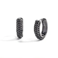Dettaglio di orecchini a cerchio con placcatura nera e zirconi scuri micro-pave - Orecchini Cerchio Stile Neymar Neri