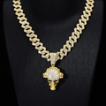 Detalle del colgante de calavera hip hop dorado con diamantes en una cadena cubana - Colgante Calavera Dorado + 18inch/45cm Cadena Cubana / Dorado