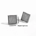 Vista dettagliata di orecchini a lobo quadrati da 1,2 cm con micro-pave di zirconi - Orecchini Bottone Quadrati Neri Iced Out