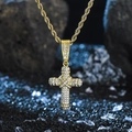 Dettaglio del ciondolo a croce dorata con zirconi e catena a fune hip hop - Ciondolo a Croce con Trama Avvolta 3D (P80120G) / Oro / Solo Ciondolo (Senza Catena)