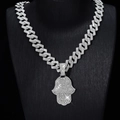Nahaufnahme der versilberten Hip-Hop Panzerkette mit eisigem Hamsa-Hand-Anhänger - Silber Anhänger + 50CM Rhombus Panzerkette