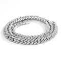 Macro-opname van verzilverde Cubaanse ketting met zirkonia pavé en ruitvormige patronen - 18cm / Zilver