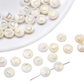 Flache runde weiße Muschelperle mit goldenem Buchstaben D für DIY-Schmuck - Buchstabe D