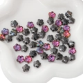 Perline in vetro a forma di fiore nere e viola AB in un vassoio bianco sagomato - Viola scuro / 10mm (10 Pezzi/Confezione)