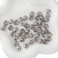 Perline di vetro grigio fumo a forma di fiore per gioielli fai-da-te in vassoio bianco - Grigio / 10mm (10 Pezzi/Confezione)