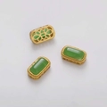 Tres piedras verdes rectangulares con bases doradas caladas de flores para joyería artesanal - Rectangular Calado con Vidrio Verde Incrustado / 7x13mm (1 Pieza/Paquete) / Dorado
