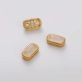 Vista detallada de cuentas huecas de latón dorado con incrustaciones de piedras blancas - Rectangular Calado con Vidrio Blanco Incrustado / 7x13mm (1 Pieza/Paquete) / Dorado