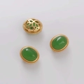 Detalle de cuentas de piedra verde ovaladas con marco dorado y patrones florales calados - Ovalado Calado con Vidrio Verde Incrustado / 11x13mm (1 Pieza/Paquete) / Dorado