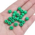 Cuentas de acrílico verde lima brillante sostenidas en la mano para ver tamaño - Verde