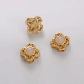 Vista macro de cuentas de flores doradas huecas con piedras rosas para joyería DIY - Trébol Calado con Vidrio Blanco Incrustado / 11x11mm (1 Pieza) / Dorado