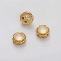 Detalle de cuentas de cobre dorado con incrustación de ópalo para creación de joyería - Cruz Redonda Calada con Vidrio Blanco Incrustado / 12x12mm (1 Pieza) / Dorado
