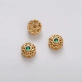 Detalle de tres cuentas de flores doradas con circón verde para creación de bisutería - Encaje Redondo Calado con Vidrio Verde Incrustado / 10mm (1 Pieza) / Dorado