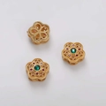 Detalle de cuentas florales doradas con piedras verdes y rojas para creación de joyería - Flor de Ciruelo Calada con Vidrio Verde Incrustado / 12x11mm (1 Pieza/Paquete) / Dorado