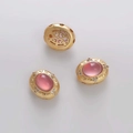 Vista macro detallada de dije ovalado dorado con circón rosa y reverso calado fino - Ovalado con Strass Calado con Vidrio Rosa Incrustado / 11x13mm (1 Pieza/Paquete) / Dorado