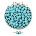 Hellblaue matte Holzperlen zum Basteln von Schmuck auf einem silbernen Tablett präsentiert - 10mm (50 Stück/Packung) / Hellblau