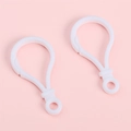 Vue détaillée de deux mousquetons blancs en plastique pour la création de porte-clés DIY - Env. 25x47mm 10 par Paquet / Blanc