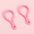 Vue détaillée de mousquetons roses en plastique pour porte-clés et accessoires DIY - Env. 25x47mm 10 par Paquet / Rose