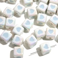 Macro-opname van iriserende acryl hartvormige kubuskralen voor DIY-sieraden en projecten - Vierkant Stijl / 12mm (2 Stuks/Verpakking) / Witte Kubus Blauw Hart