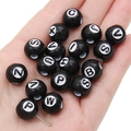 Perline alfabetiche in acrilico nero con lettere bianche per gioielli fai-da-te e catene - Stile Biliardo Alfabeto (Circa 12 mm) / Set da 20 Pezzi / Nero con lettere bianche