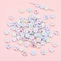 Cuentas de flores acrílicas blancas con letras de colores para joyería artesanal DIY - Blanco con Letras de Colores (BSD755)
