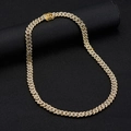 Dettaglio della collana a catena cubana dorata con strass lucidi in stile hip hop - Oro 18inch circa 45cm