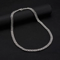 Dettaglio della collana cubana d'argento con pavé di diamanti su piedistallo nero - Argento 18inch circa 45cm