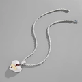 Detailansicht eines Broken-Heart-Anhängers mit Kristallen und Pflaster-Motiv an einer Silberkette - Silbernes Herz Goldenes Heftpflaster + 3mm*24inch Seilkette