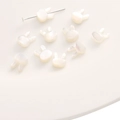 Perles en nacre naturelle en forme de lapin avec une finition irisée faite main - Environ 7x9mm / Tête de Lapin Trou Vertical Coquille Blanche / 1 Pièce