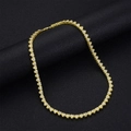 Lussuosa collana a cuore dorata con cristalli di zircone su un cuscino per gioielli nero - 20 Pollici (50cm) / Collana / Oro