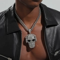 Macro del ciondolo a teschio hip hop con strass su una grossa catena a maglie cubane argento - Pendente Argento Con Catena Cubana