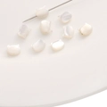 Perles en nacre blanche naturelle en forme de tête de chat pour bijoux DIY - Env. 6x7mm / Tête de Chat Trou Horizontal Coquille Blanche / 1 Pièce