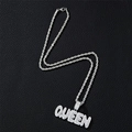 Dettaglio del ciondolo QUEEN color argento con strass e catena a corda ritorta - Catena a Fune Argento Acciaio Inossidabile