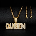 Dettaglio del ciondolo QUEEN dorato con cristalli su una spessa catena a corda - Oro (Solo Pendente)