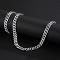 Nahaufnahme einer 11mm versilberten Iced Out Kuba-Kette mit dichtem Kristallbesatz - Mittleres Set / Silber