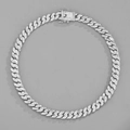 Gros plan sur la chaîne Cuban link argentée de 10mm ornée de strass étincelants - 55cm / Argent