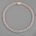 Gros plan sur un collier gourmette 10mm en or rose serti de diamants brillants - 55cm / Or rose